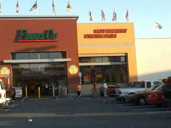Exterior view of FoodsCo and Hot Bakery Fresh Deli with parked cars in front. — work near Alameda